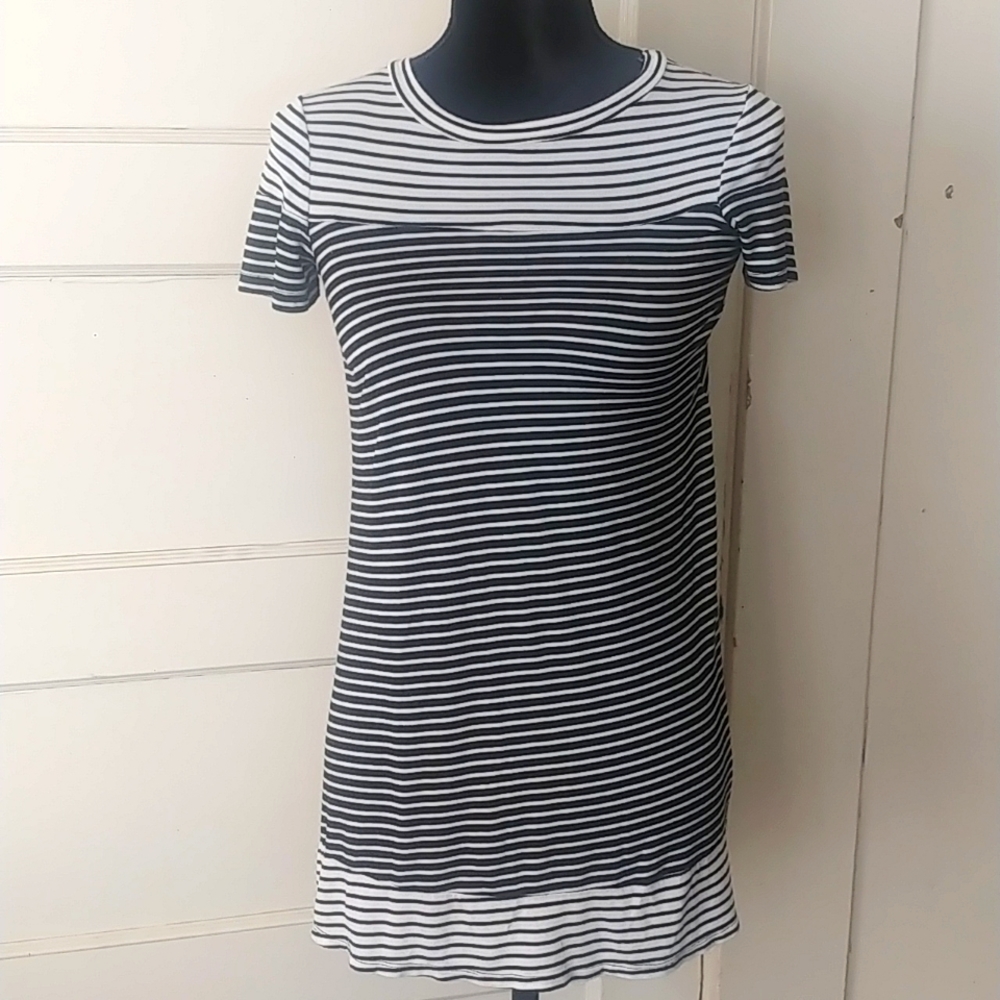 ❤6 for $12 striped tunic super soft black and white